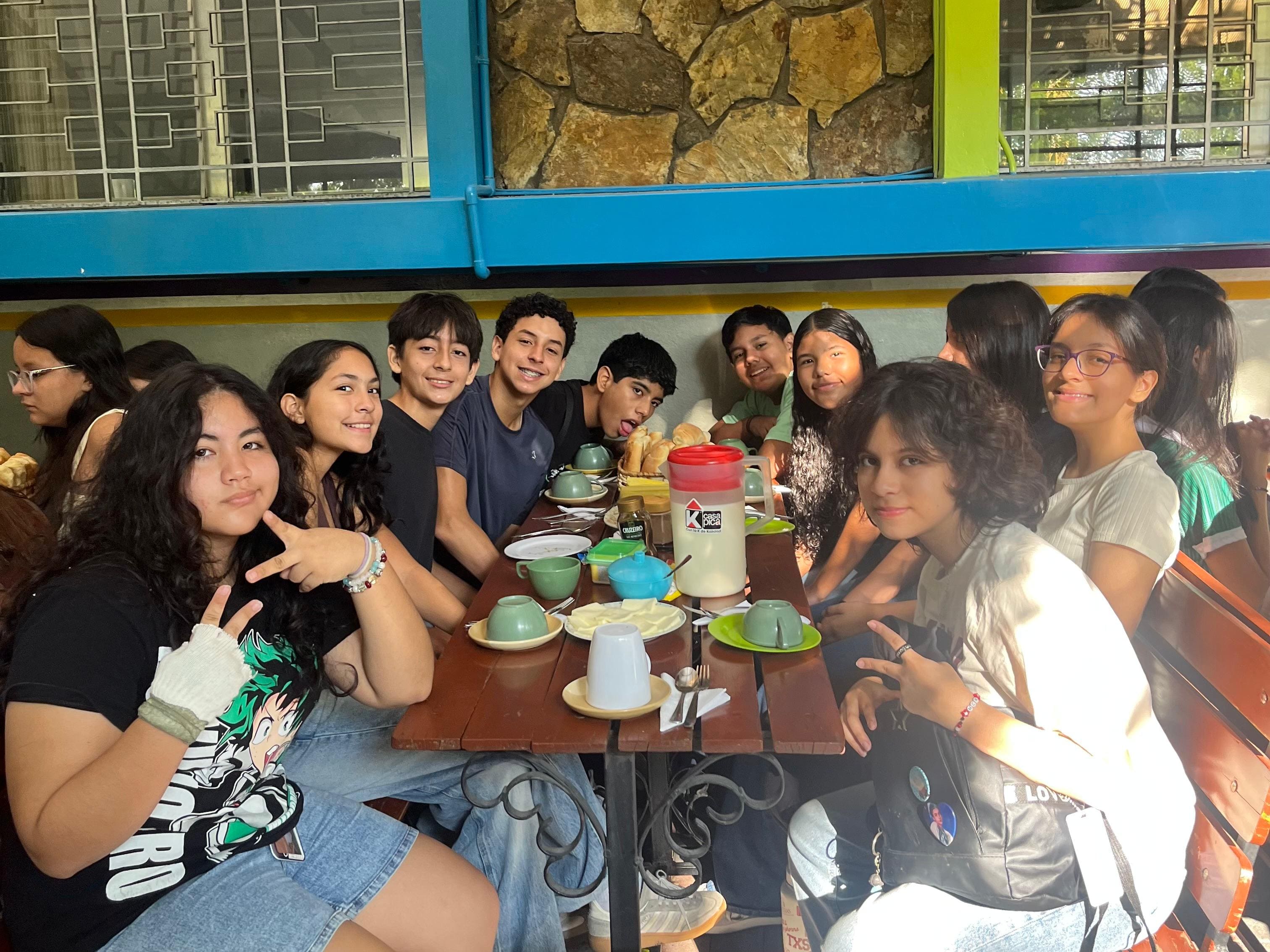 Estudiantes compartiendo en los pasillos del campus.
