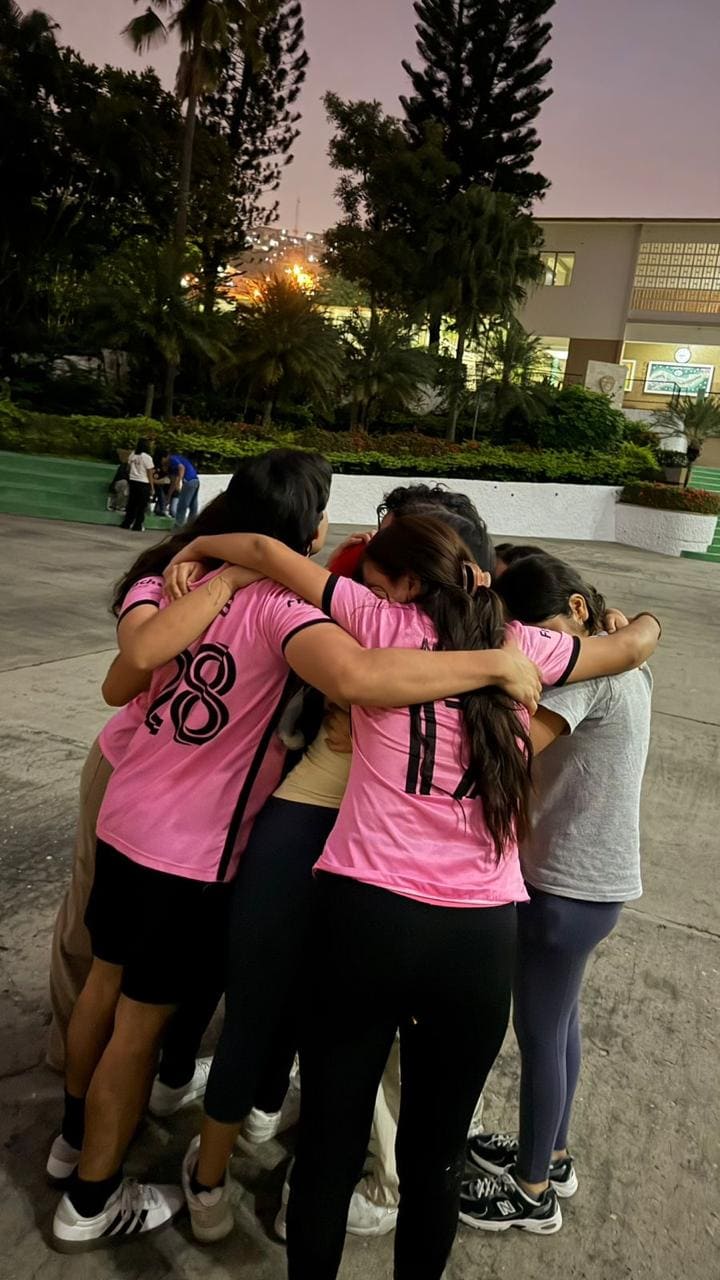 Estudiantes en una convivencia grupal dentro del campus.