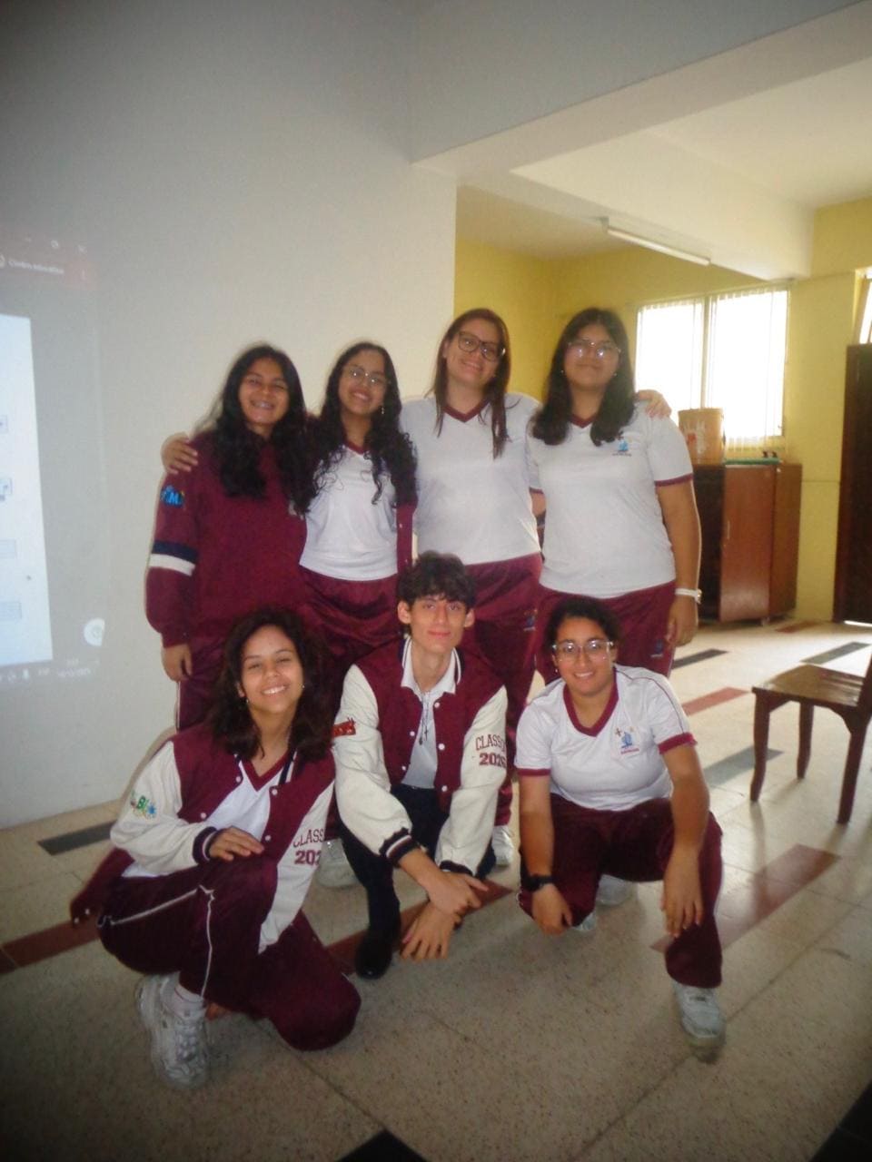 Estudiantes participando en una actividad artística.