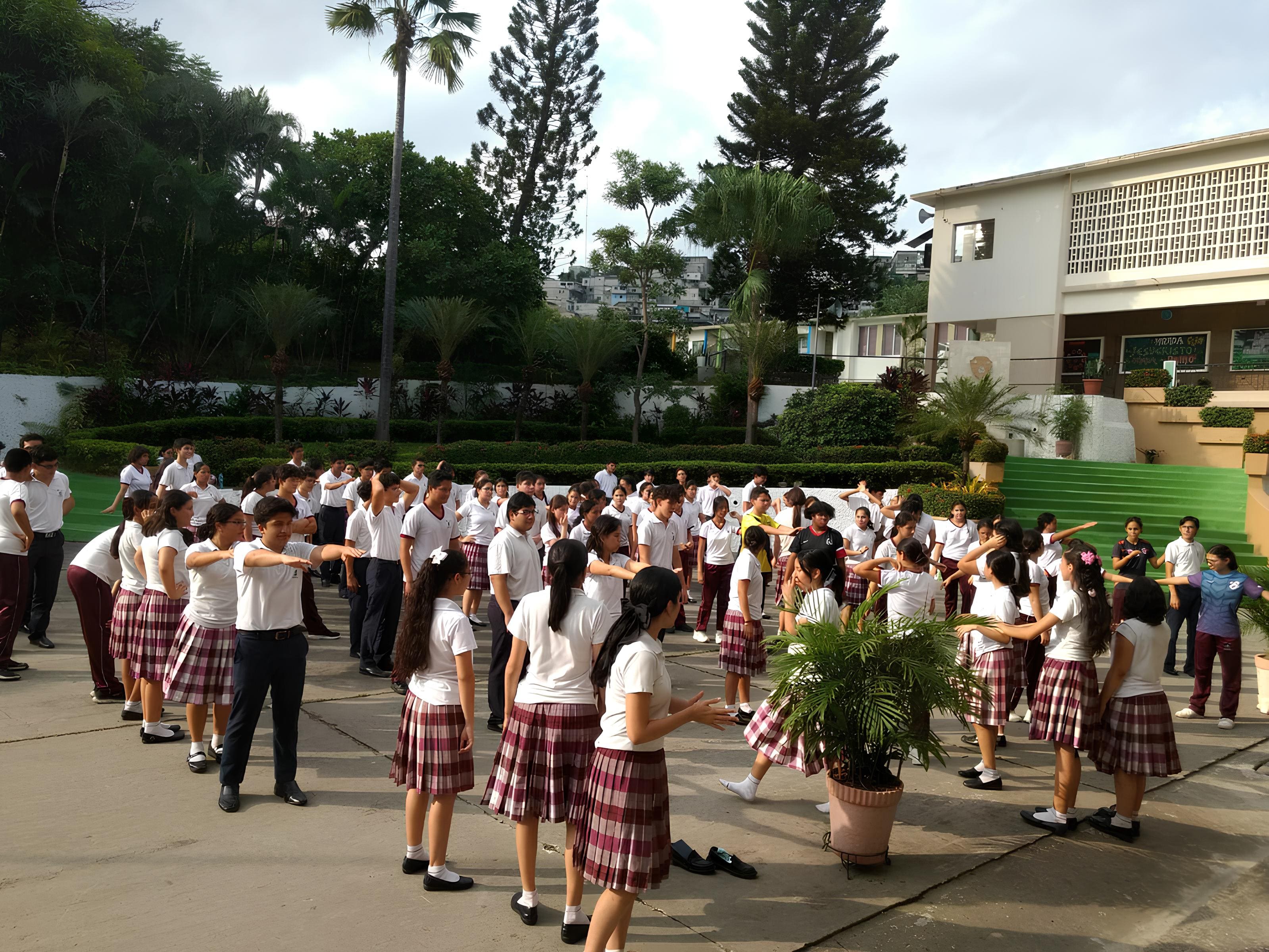 Grupo diverso de estudiantes y profesores en una biblioteca moderna y luminosa del campus.