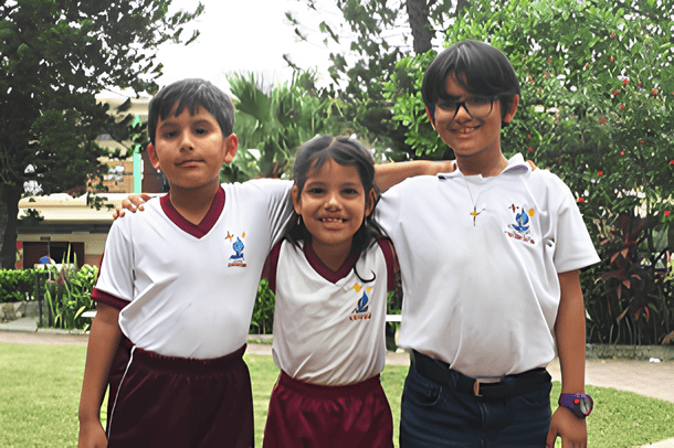 Estudiantes de primaria realizando un experimento científico en un laboratorio moderno.