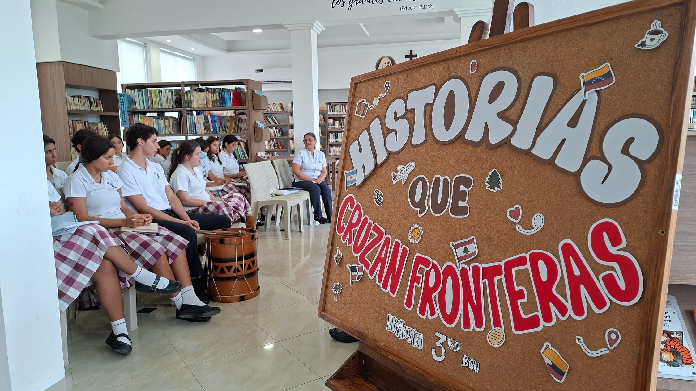 Estudiantes participando en un proyecto comunitario de plantación de árboles.